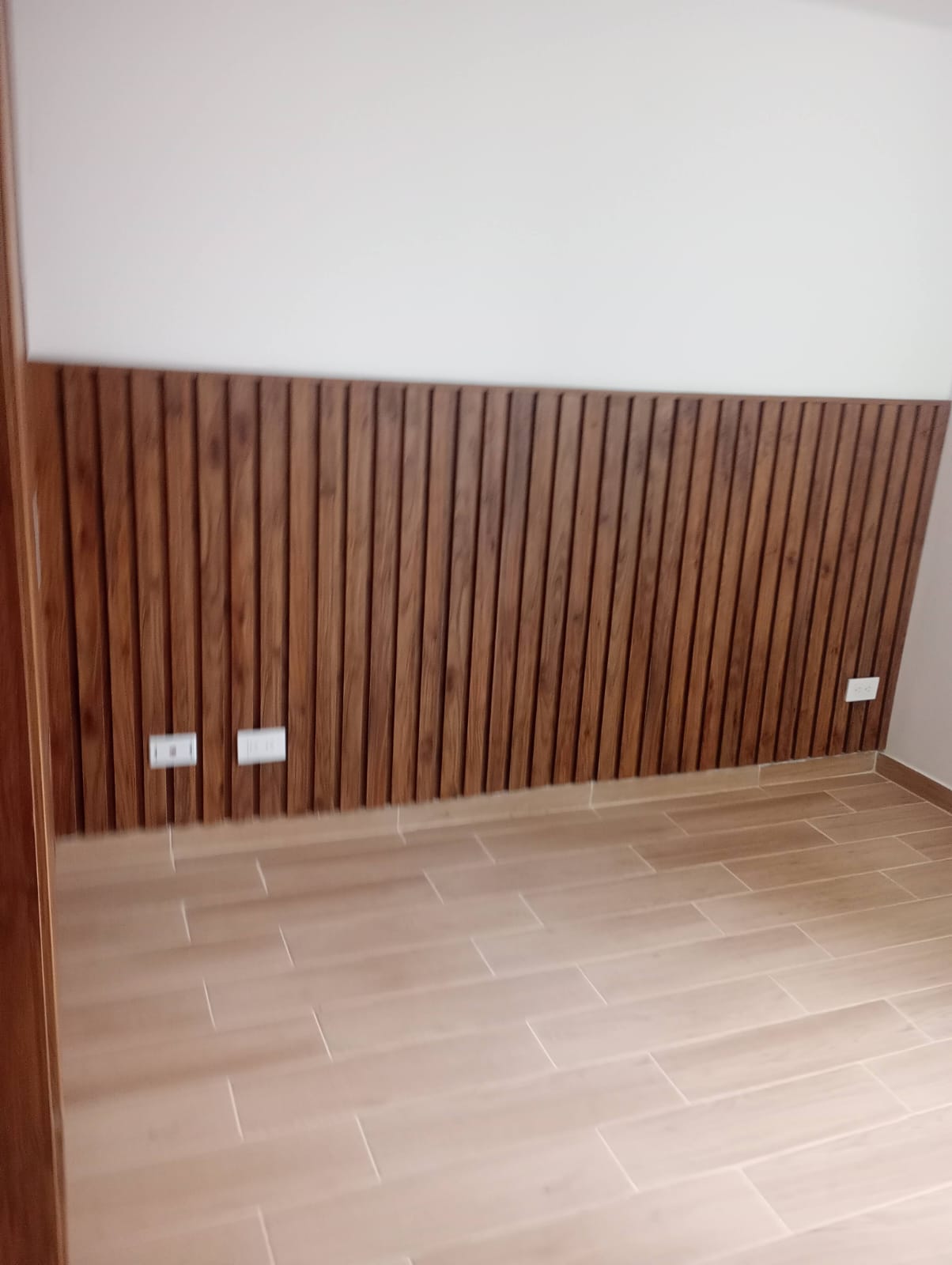 Panel decorativo de listones en madera para pared de habitación