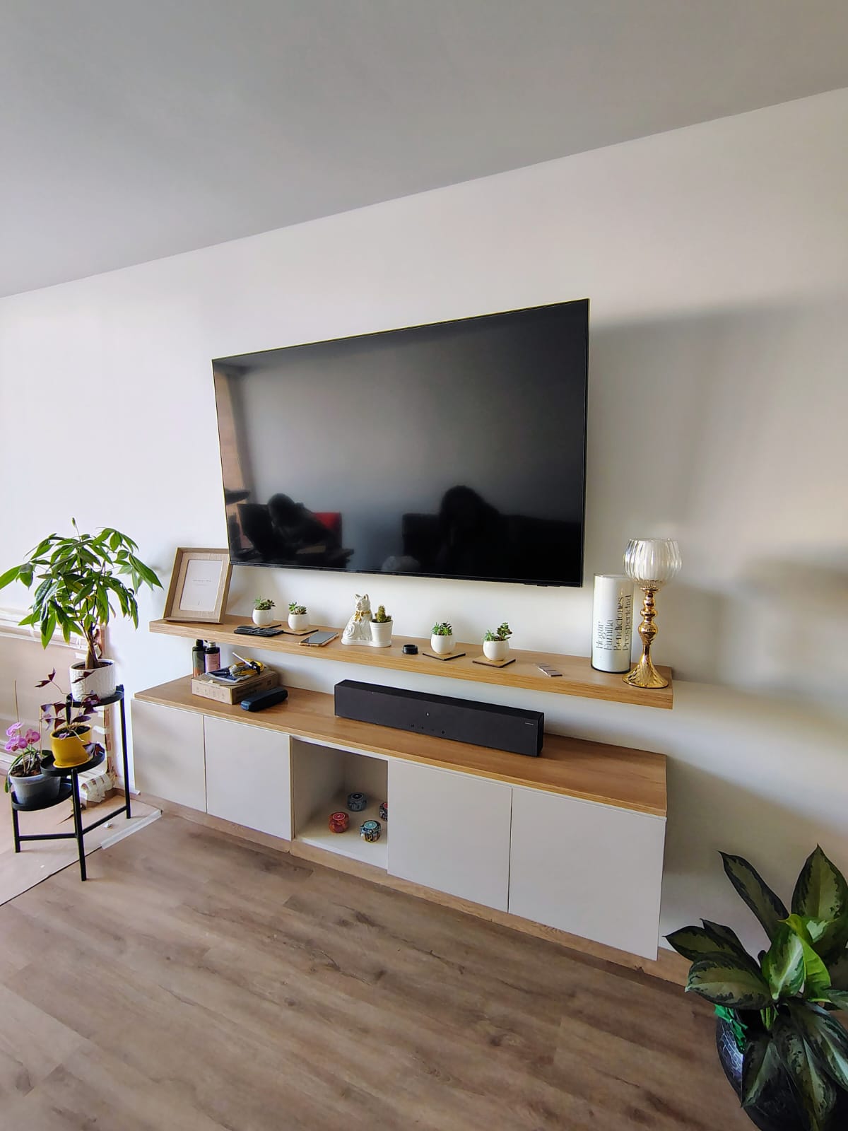 Mueble de TV flotante en blanco con repisa larga en madera para sala