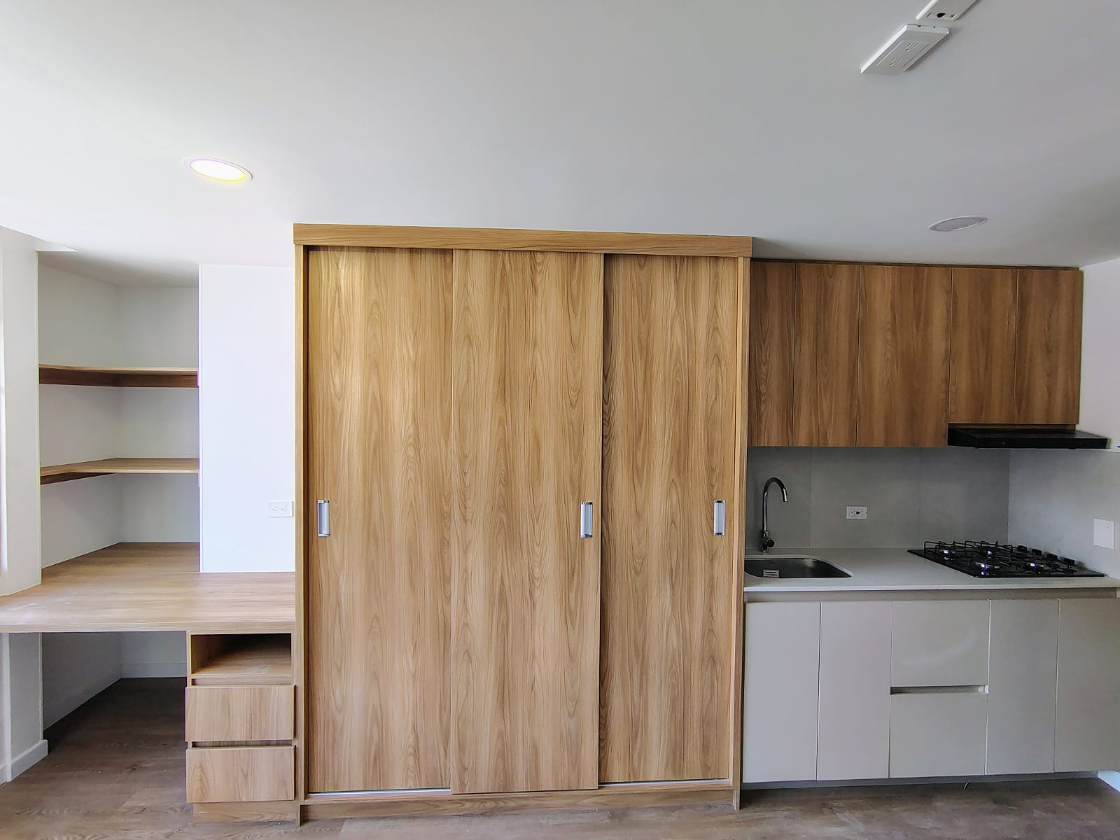 Clóset corredizo integrado con cocina y escritorio a medida en apartaestudio