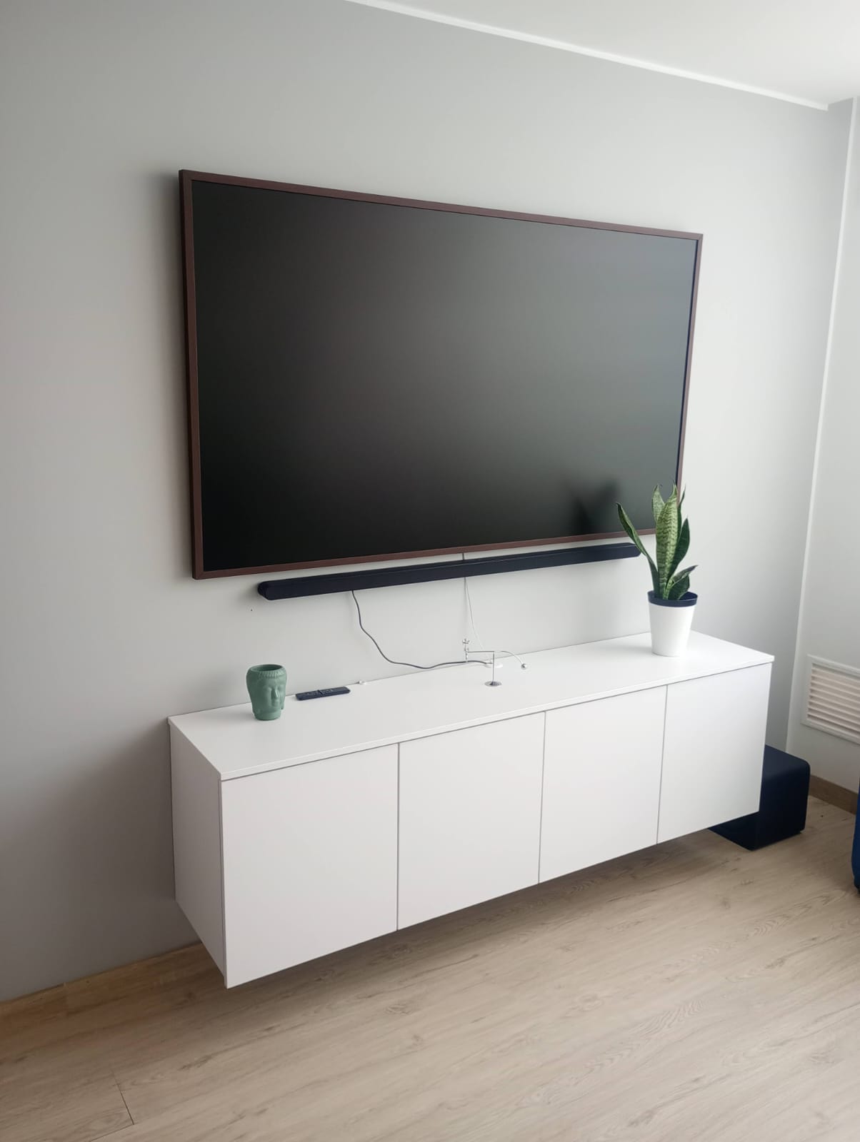Mueble de TV flotante blanco minimalista con marco en madera